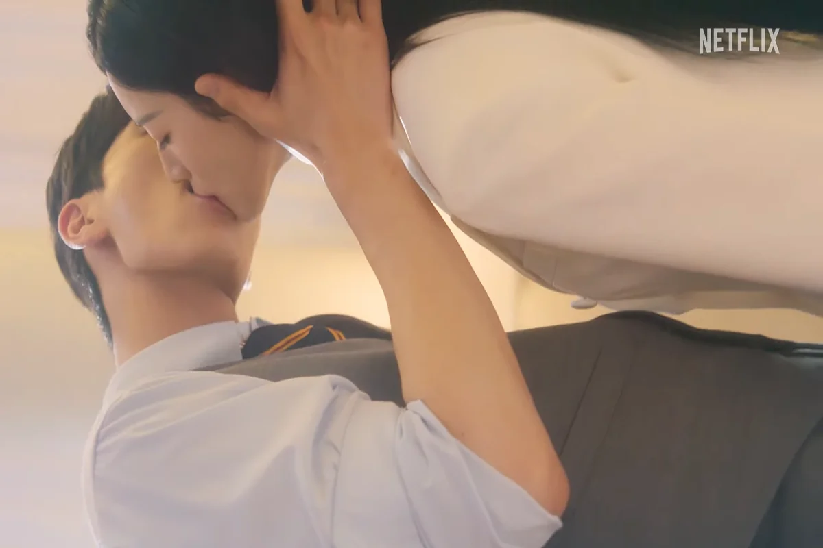 Lee Chae-min Kisses Roh Jeong-eui on a Dare _ Hierarchy _ Netflix